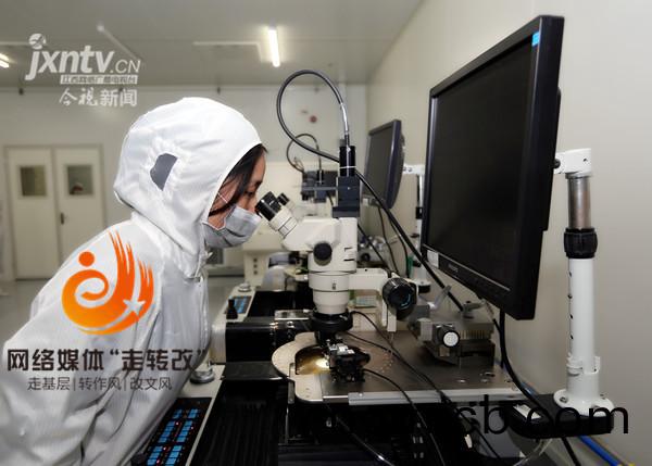 江風益糰隊再結碩菓 黃光LED芯片讓世界讚歎